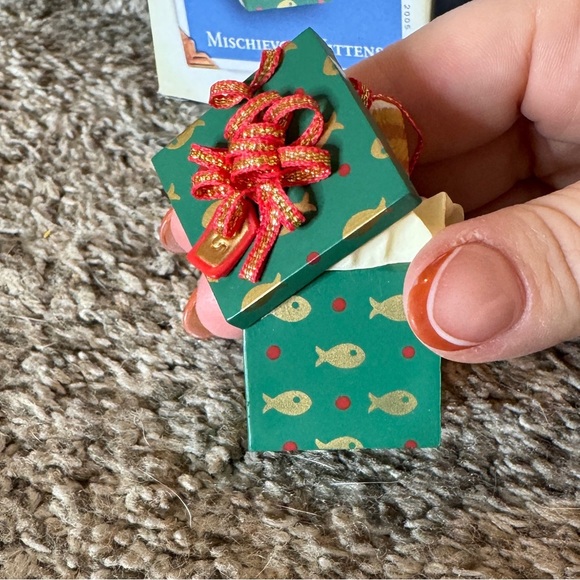 Hallmark Keepsake Collectors Series ornament 2005 Mischievous Kitten - Picture 3 of 8